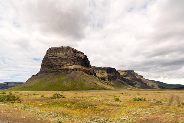 Viaggia in Islanda. Spettacolare paesaggio islandese con strada e - Foto, immagini