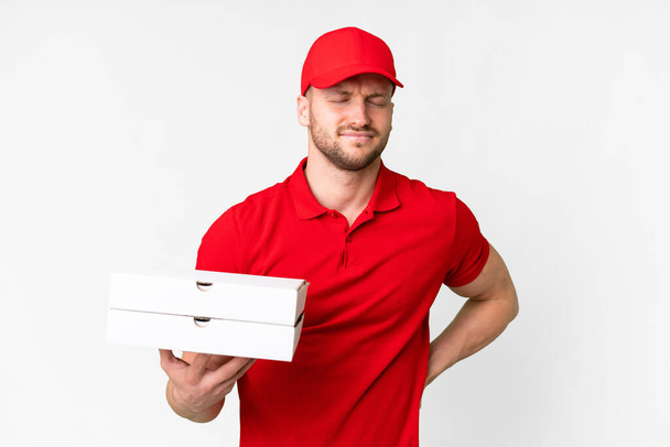 dostawca pizzy człowiek z munduru pracy podnoszenia pudełka pizzy na izolowanym białym tle cierpiących na plecach za wysiłek - Zdjęcie, obraz