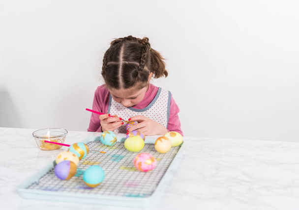 Húsvéti tojás színezés. Húsvéti tojás festése arany csillogással. - Fotó, kép