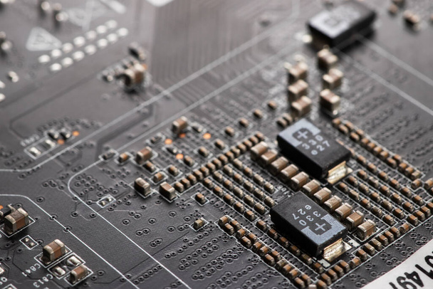 Detail van elektronische componenten en microchips op een videokaart. Nieuwste generatie videokaart - Foto, afbeelding