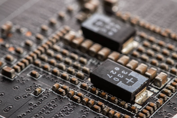 Detalle de componentes electrónicos y microchips en una tarjeta de vídeo. Tarjeta de vídeo de última generación - Foto, Imagen