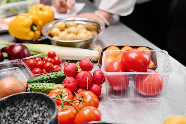 Nahaufnahme von frischem, reifem Gemüse auf dem Tisch für die Zubereitung von Speisen in der Küche des Restaurants - Foto, Bild
