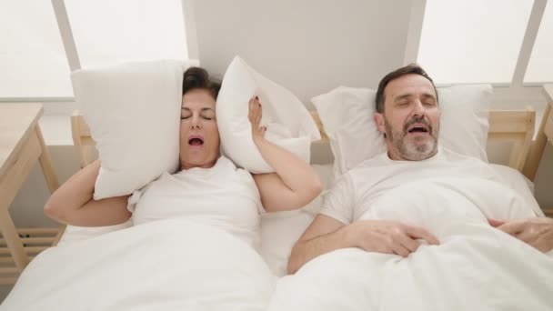 Uomo e donna coppia dormire sul letto russare in camera da letto - Filmati, video