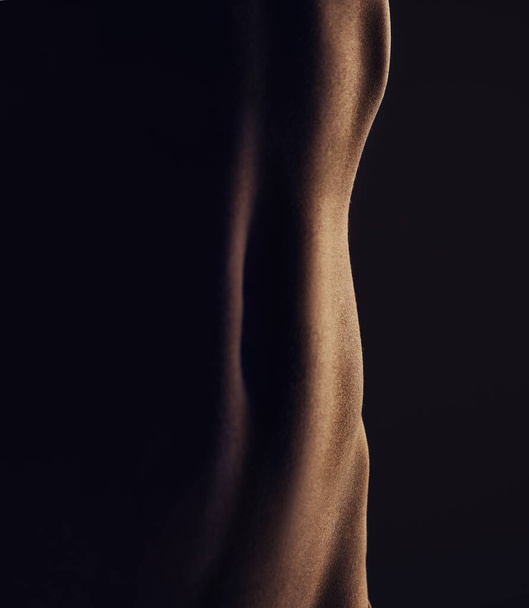 Nudo, stomaco e silhouette, donna e primo piano, estetica sexy e scura, arte con la pelle e sensuale su sfondo nero. Corpo, bellezza e creatività con seduzione, desiderio e donna nuda in studio. - Foto, immagini