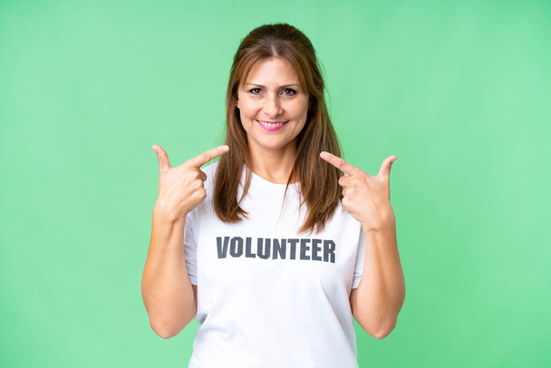 Donna volontaria di mezza età su sfondo isolato dando un pollice in su gesto - Foto, immagini