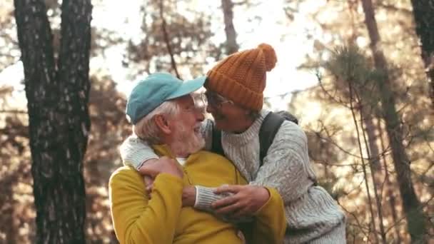 imagens de belo casal sênior romântico trekking na natureza juntos - Filmagem, Vídeo