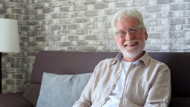 imágenes de un hombre mayor relajándose solo en casa - Metraje, vídeo