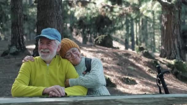 filmato di una bella romantica coppia di anziani trekking sulla natura insieme - Filmati, video