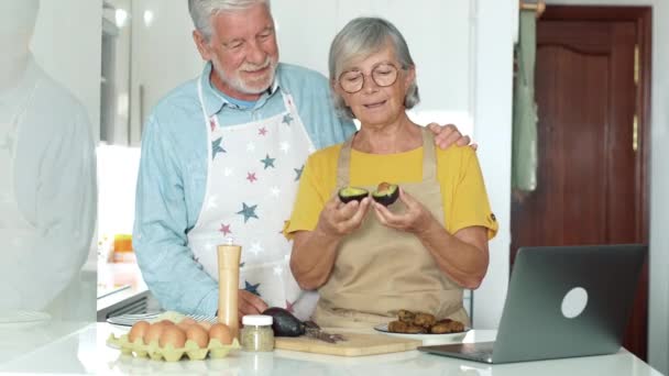 material de archivo de hermosa pareja de ancianos cocinar juntos en la cocina - Imágenes, Vídeo