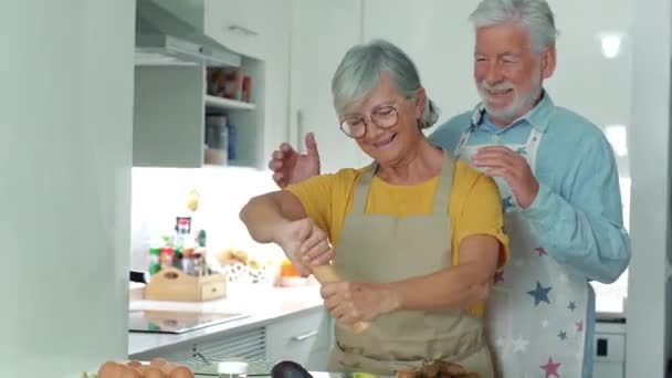 imagens de belo casal sênior cozinhar juntos na cozinha - Filmagem, Vídeo