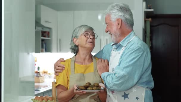Güzel yaşlı çiftin mutfakta yemek pişirme görüntüleri. - Video, Çekim