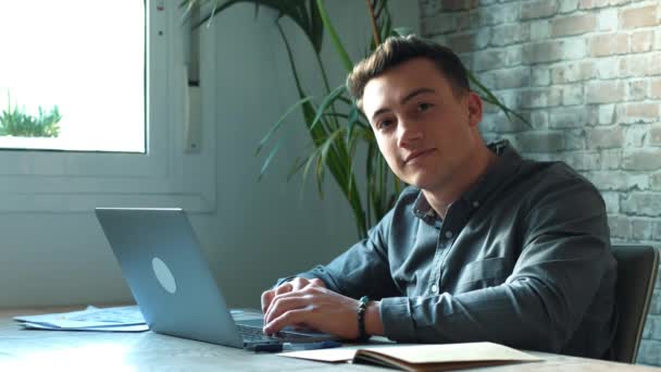 Konzentrierte qualifizierte Millennial kaukasischen Geschäftsmann mit Computer, entfernte Kommunikationskonzept. - Filmmaterial, Video