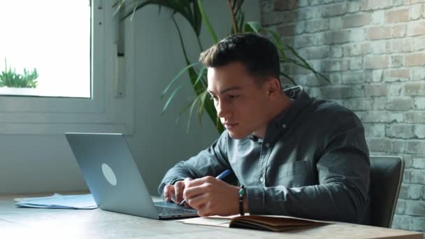 Konzentrierte qualifizierte Millennial kaukasischen Geschäftsmann mit Computer, entfernte Kommunikationskonzept. - Filmmaterial, Video