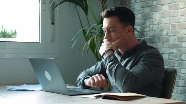Soustředěný zkušený tisíciletý bělošský podnikatel používající počítač, koncept vzdálené komunikace. - Záběry, video