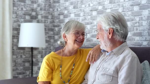 πλάνα από όμορφο ρομαντικό ζευγάρι ηλικιωμένων χαλαρώνοντας στον καναπέ στο σπίτι - Πλάνα, βίντεο