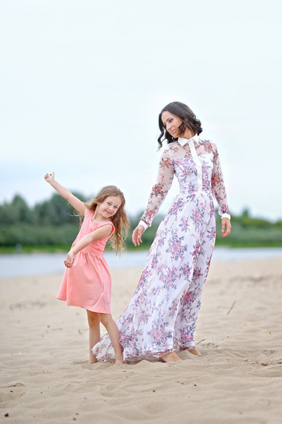 portrait of mother and daughter in nature - Valokuva, kuva