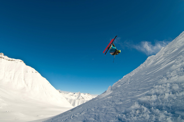Esquiador volando en el aire - Foto, Imagen