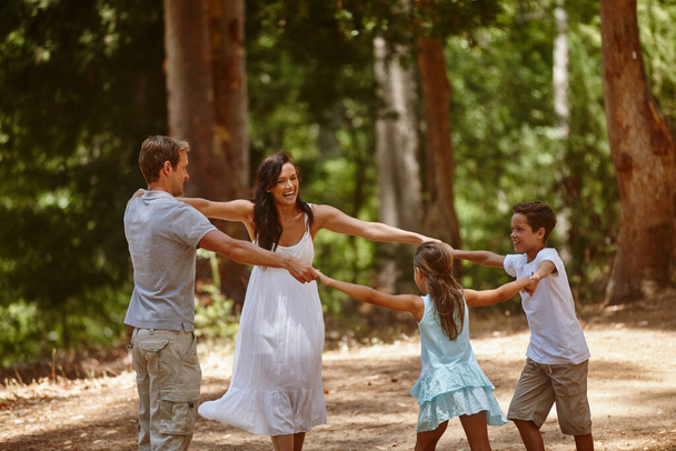 Αυτές είναι οι στιγμές που μετράνε περισσότερο στη ζωή. μια ευτυχισμένη οικογένεια που περνούν ποιοτικό χρόνο μαζί στο δάσος - Φωτογραφία, εικόνα