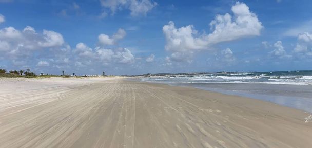 Genipabu, Natal, Rio Grande do Norte, Brazylia, marzec, 01, 2023: Krajobraz plaży Genipabu obok wydmy w Natal, Rio Grande do Norte, Brazylia - Zdjęcie, obraz