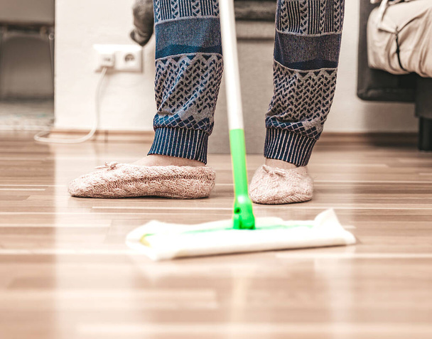 Vrouw schoonmaken vloer met dweil thuis, swob, huiswerk, closeup - Foto, afbeelding