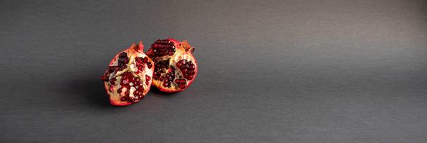 granada roja sobre un fondo oscuro panorámico - Foto, Imagen
