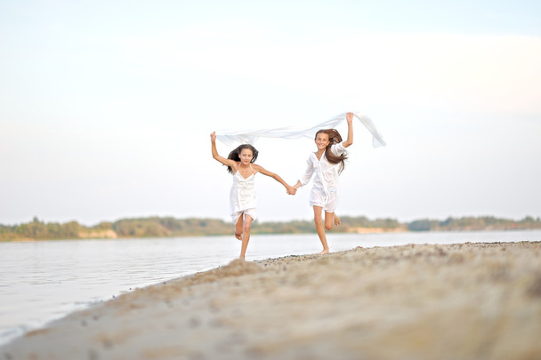 portret dwóch dziewczyn na plaży - Zdjęcie, obraz