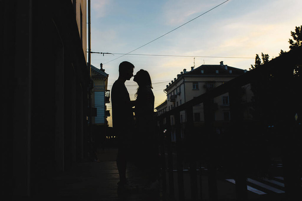 silhouette of a kissing couple on the background of the city. High quality photo - Φωτογραφία, εικόνα