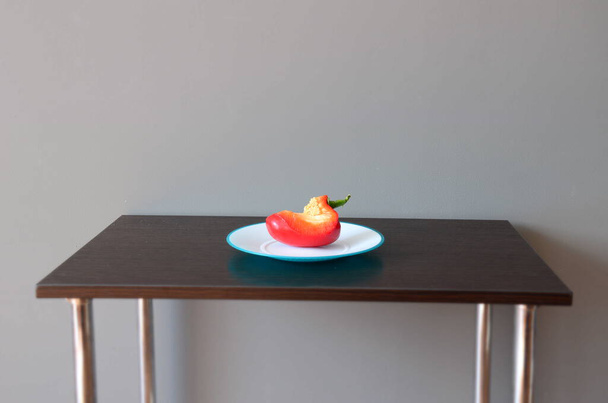 czerwono-niebieska płyta z owocami na stole - Zdjęcie, obraz