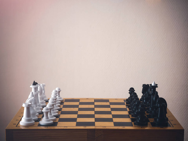 Juego de ajedrez. Piezas de ajedrez en el tablero de juego. Blanco y negro. Competencia táctica. Concepto de un exitoso líder de trabajo en equipo. Estrategia empresarial - Foto, Imagen