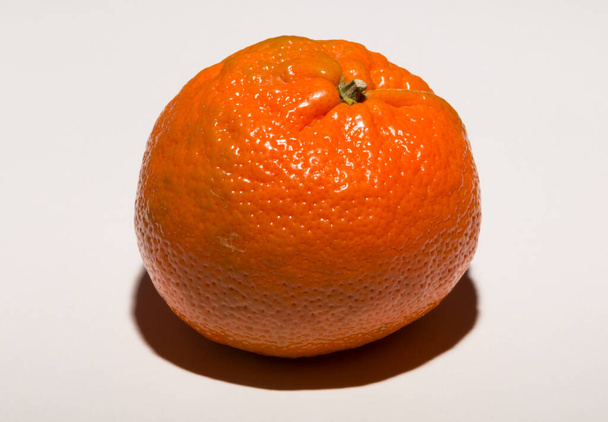La mandarina naranja (Citrus reticulata), mandarina, es un pequeño árbol cítrico. Fondo blanco. Asociación con la piel de celulitis. - Foto, Imagen