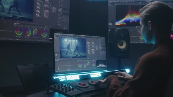 Vrouwelijke editor maakt gebruik van kleur sorteren controlepaneel, bewerkt video, maakt film kleurcorrectie op de computer en tablet in de studio. Filmbeelden en RGB wielen op monitor. Grote schermen met programma-interface. - Video