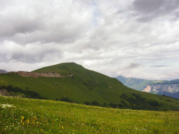 Lone groene heuvel - Foto, afbeelding