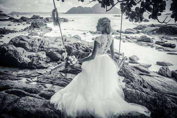 Piękna dziewczyna w sukni ślubnej na huśtawce w tle Morza Andamańskiego Similan Island - Zdjęcie, obraz