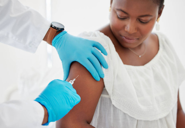 Doktor, kovid aşısı için el ve hasta kolu enjeksiyonu, destekleyici iğne ya da hastanede dokunulmazlık. İğne batırma, aşı ya da tedavi için müşteri kolları tutan bir tıp uzmanının eli. - Fotoğraf, Görsel
