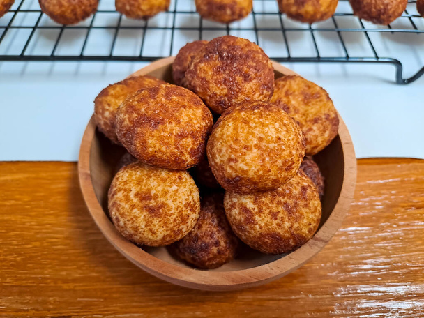 小麦粉とチーズで作られたチーズパームボールクッキー,その後、甘いカリカリヤシの砂糖でコーティング.Eid Al Fitr (Lebaran Idul Fitri)を祝う人気のサービング。選択されたフォーカス - 写真・画像