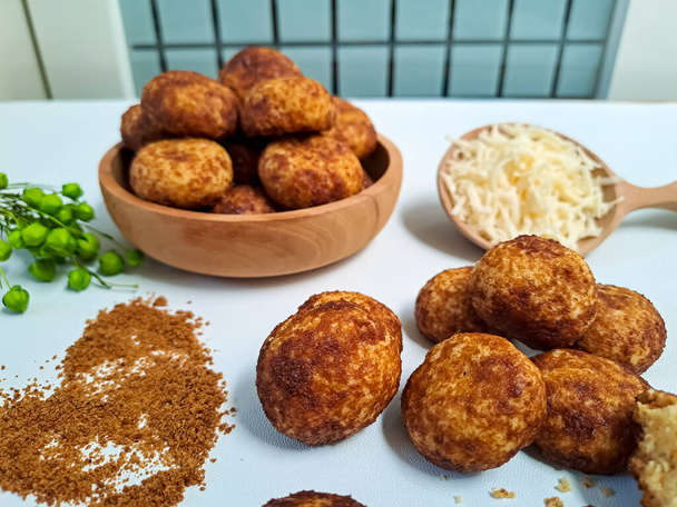 Galletas de bola de palma de queso, hechas de harina y queso, luego recubiertas con azúcar de palma crujiente dulce. Popular servicio para celebrar Eid Al Fitr (Lebaran Idul Fitri). Enfoque seleccionado - Foto, Imagen