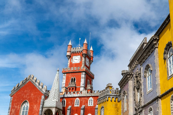 Sintra, Lisboa, Portugal. 4 de octubre de 2022: Fachada y arquitectura del Palacio de Peña con cielo azul - Foto, Imagen