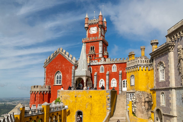 Синтра, Лиссабон, Португалия. 4 октября 2022 года: Фасад и архитектура Пенинского дворца с голубым небом - Фото, изображение