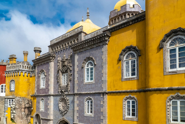 Синтра, Лиссабон, Португалия. 4 октября 2022 года: Фасад и архитектура Пенинского дворца с голубым небом - Фото, изображение