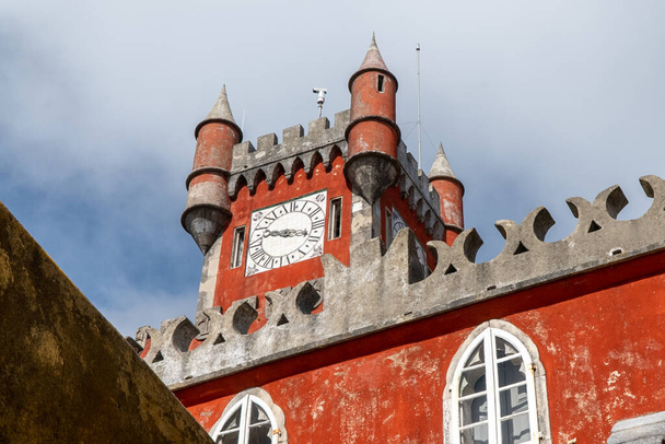 Sintra, Lisboa, Portugalia. 4 października 2022: Fasada i architektura Pałacu Penii z błękitnym niebem - Zdjęcie, obraz