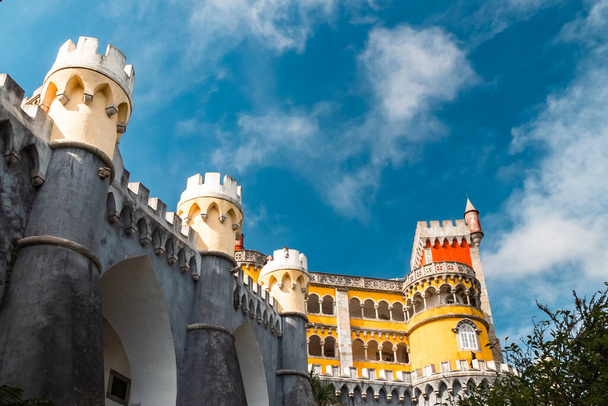 Sintra, Lisboa, Portugalia. 4 października 2022: Fasada i architektura Pałacu Penii z błękitnym niebem. - Zdjęcie, obraz