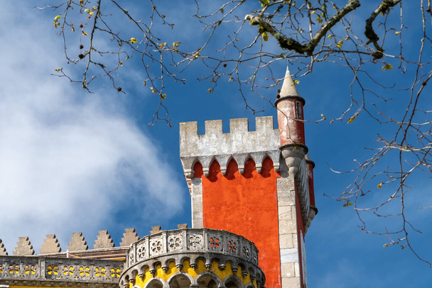 Синтра, Лиссабон, Португалия. 4 октября 2022 года: Фасад и архитектура Пенинского дворца с голубым небом. - Фото, изображение