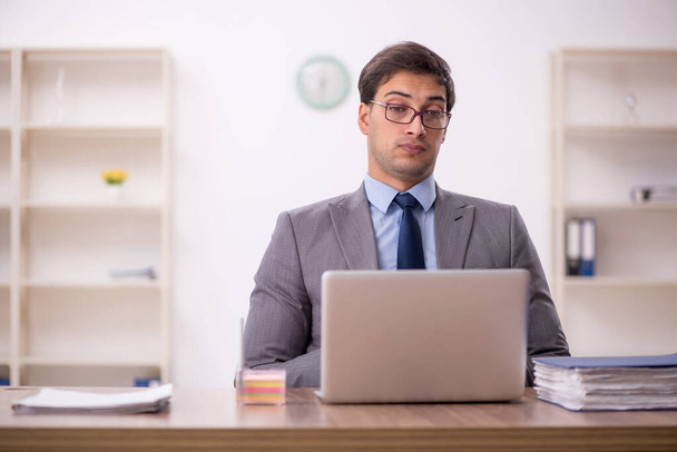 Young businessman employee sitting at workplace - Photo, Image