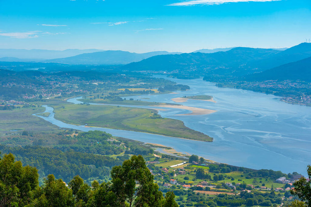 Widok z lotu ptaka rzeki Minho na granicę między Hiszpanią a Portugalią. - Zdjęcie, obraz