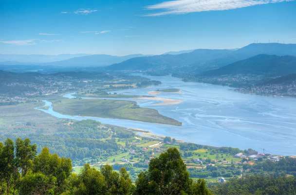 A Minho folyó légi kilátása Spanyolország és Portugália határán. - Fotó, kép