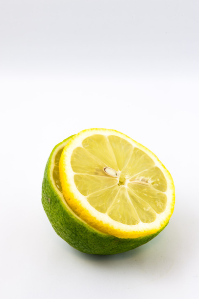 Половина лайма и ломтик лимона
 - Фото, изображение