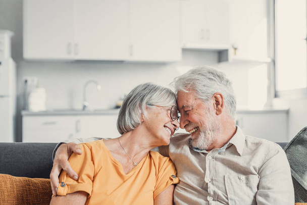 Felice ridere anziani coppia sposata parlando, ridendo, in piedi in casa interiore insieme, abbracciando con amore, godendo di relazioni strette, fiducia, sostegno, cura, sensazione di gioia, tenerezza - Foto, immagini