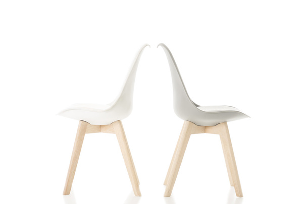 Zády k sobě elegantní židle na bílém pozadí - Fotografie, Obrázek