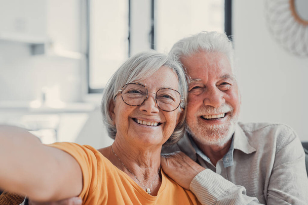 portrait de la tête heureux couple de personnes âgées prenant selfie, s'amuser avec la caméra du téléphone, souriant femme âgée et mari étreignant, regardant la caméra, posant pour la photo, vieillie homme vlogger enregistrement vidéo
 - Photo, image