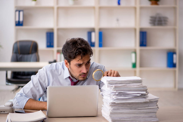 Jovem empresário empregado infeliz com excesso de trabalho no escritório - Foto, Imagem